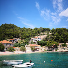 Island Cove Paradise - Beachside Getaway with Robinson Crusoe Flair, Paradise Apartments right on the beach on Hvar island, Croatia Gdinj