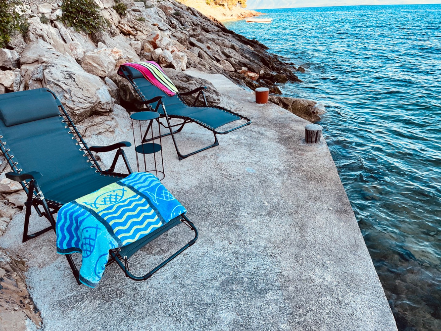 Island Cove Paradise - Beachside Getaway with Robinson Crusoe Flair, Paradise Apartments right on the beach on Hvar island, Croatia Gdinj